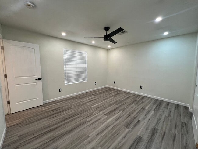 Building Photo - NICE 2 BEDROOM TOWNHOME!