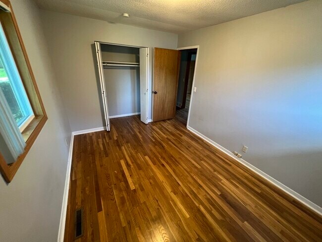 Building Photo - 11828 Monroe Cir NE