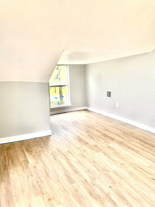 Building Photo - 1411 Miles St