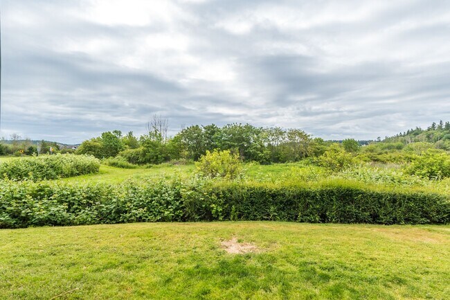 Building Photo - Three bedroom Two bath Condo at Point of V...