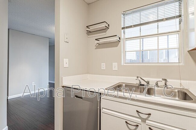 Building Photo - 105 Brushy Hollow Ln