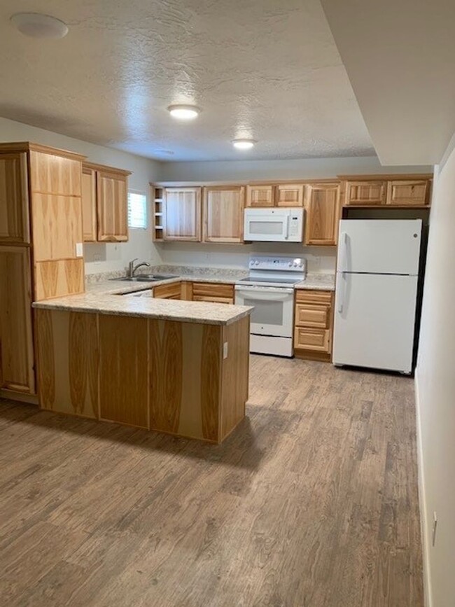 Building Photo - Remodeled 3 bedroom, 1 bathroom Downstairs...