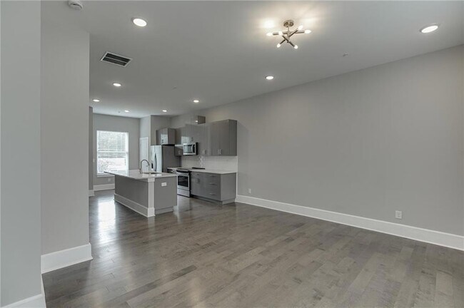 Building Photo - 456 Parkway Dr NE