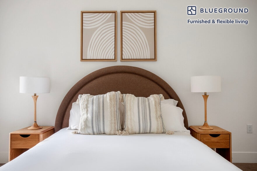 Building Photo - 760 S Serrano Ave