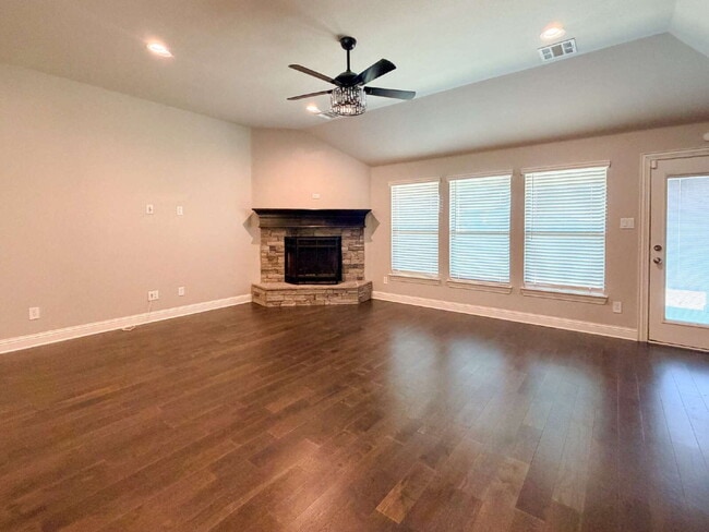 Building Photo - Charming 3-Bed Oasis with 2 Baths and Spacious 2045 Sq Ft Living in Burleson ISD!