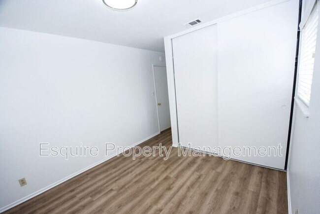 Building Photo - 833 Sharon Dr