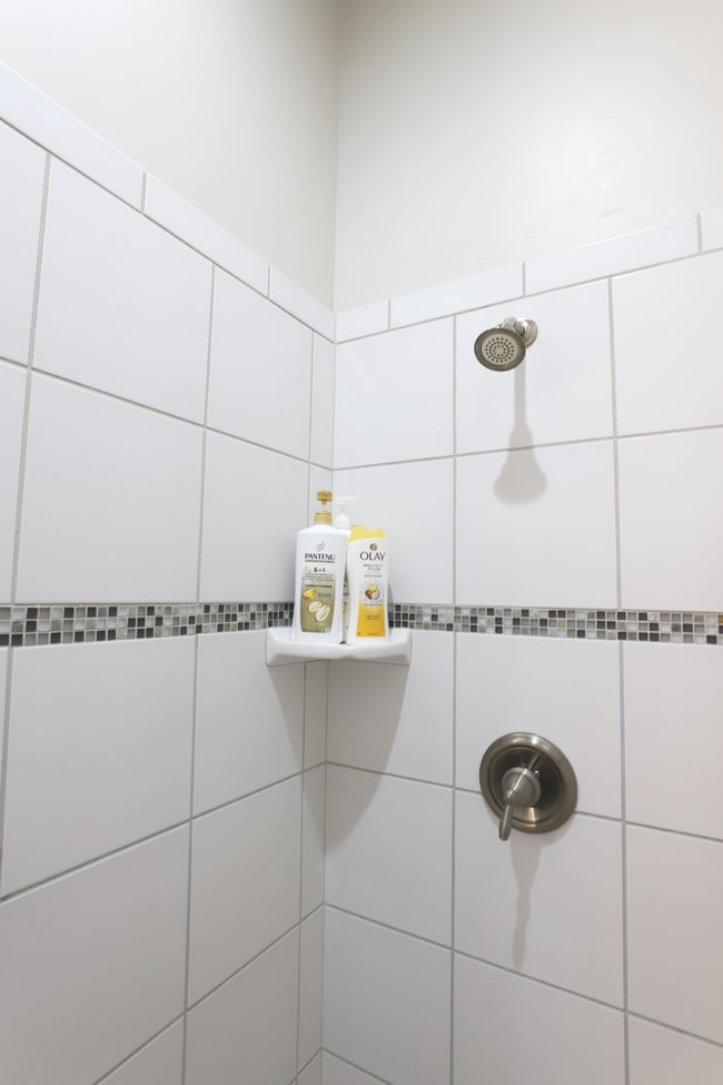 Building Photo - Pet Friendly 4 Bedroom Home! Internet incl...