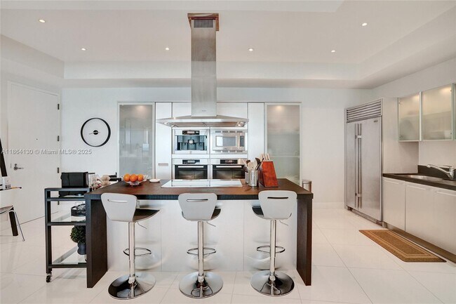 Building Photo - 18201 Collins Ave