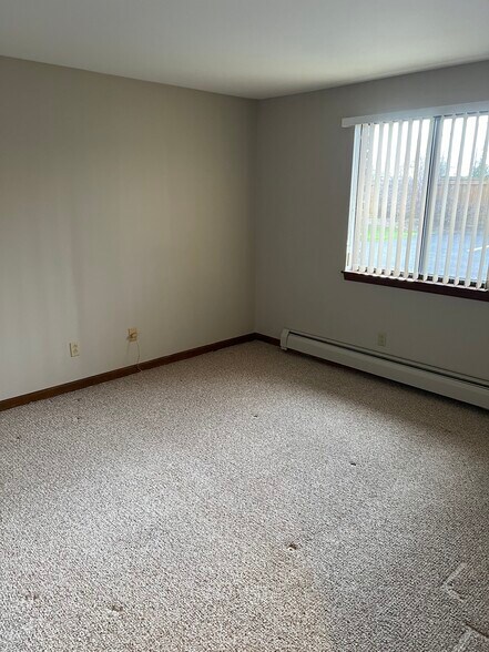 Master bedroom with vertical blinds included. - 3890 Ridge Lea Rd