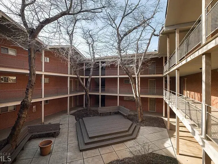 Building Photo - 250 Little St