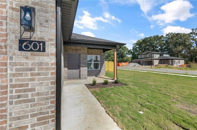 Building Photo - 601 Cosmos St