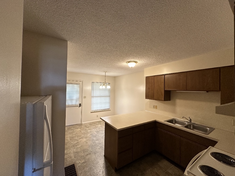 Building Photo - 606 Cumberland Dr
