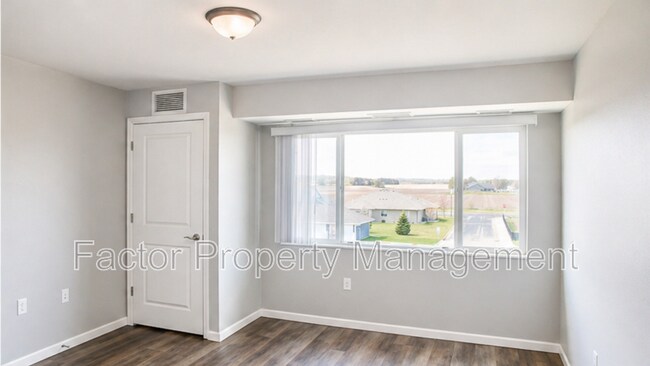 Building Photo - 561 S Elk St