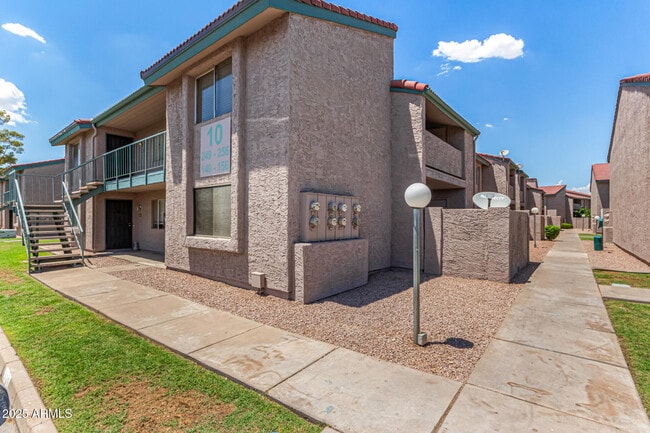 Building Photo - 623 W Guadalupe Rd