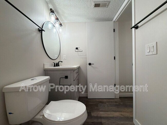 Building Photo - 3405 Holdrege St