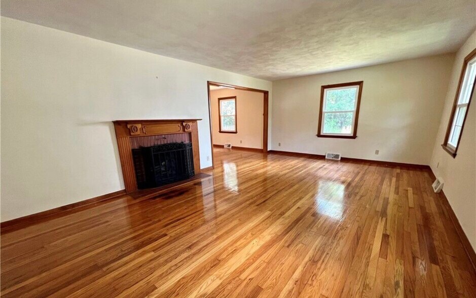 Building Photo - 4 Pinecrest Dr