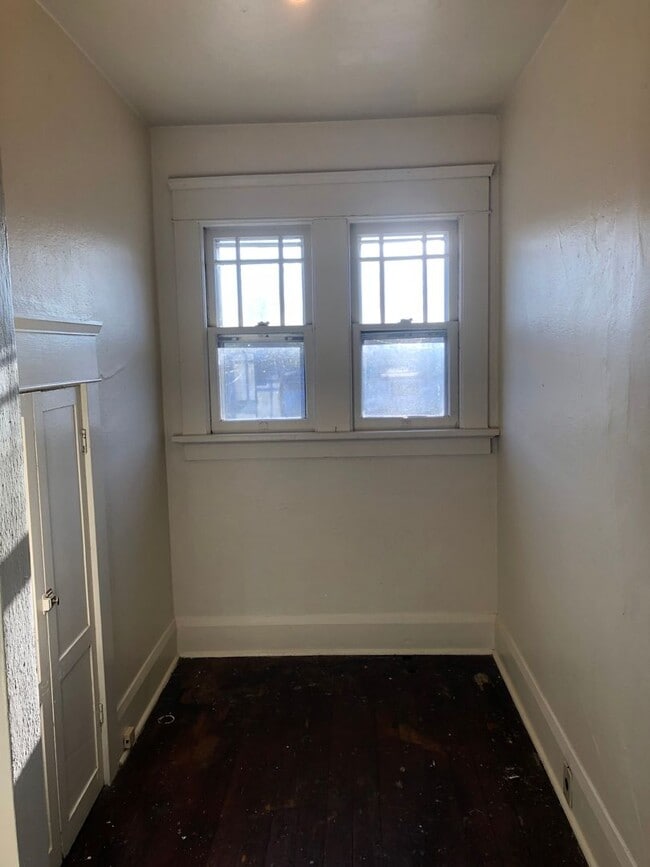 Building Photo - Vintage Campus House ~  3 bedrooms, 1.5 bath
