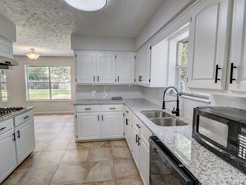 Building Photo - 1951 Round Spring Dr