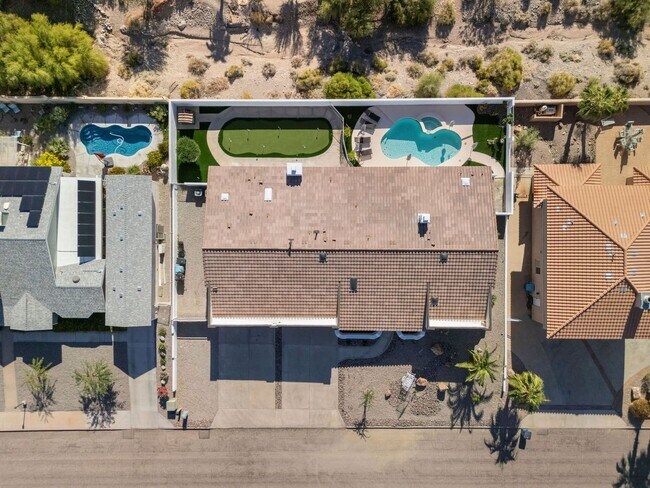 Building Photo - 4 Bedroom Pool Home on the Golf Course