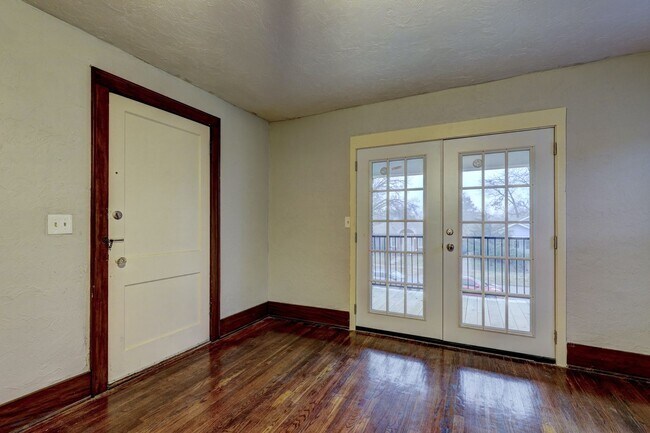 Building Photo - Lovely 1 Bed Home : 1407 1/2 Northwest 17th Street