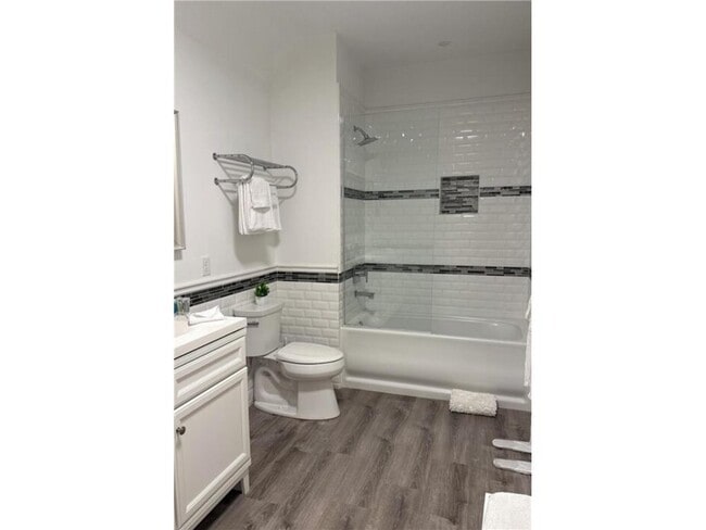 Building Photo - 1032 Gardner St E