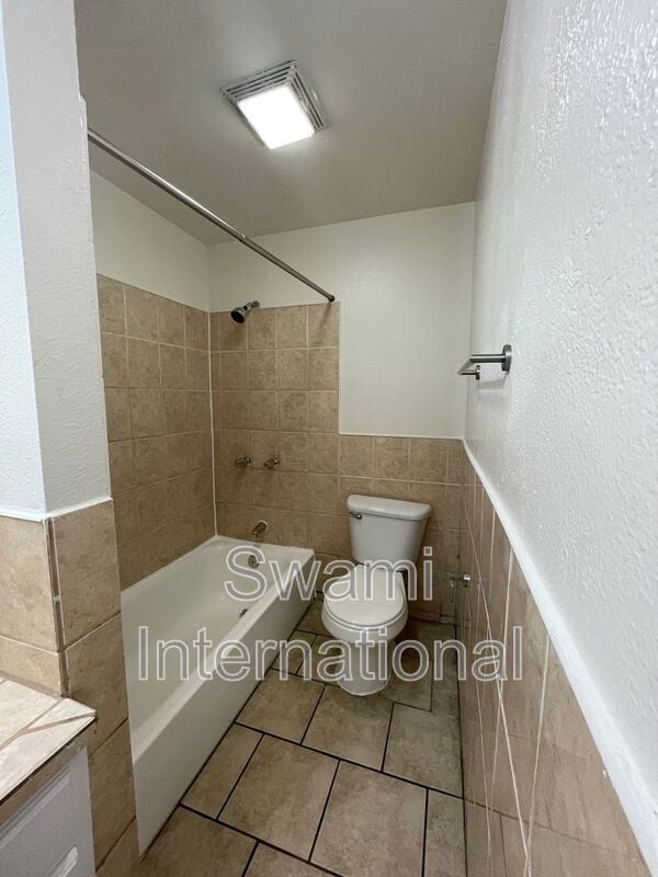 Building Photo - 1733 1/2 E. 63rd St.