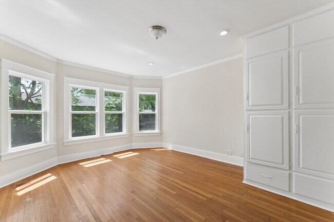Building Photo - Welcome home to this stunning, light-filled rental that truly has it all! Featuring huge living s...