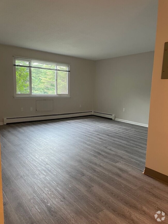 Building Photo - Spacious 3 Bedroom Townhouse