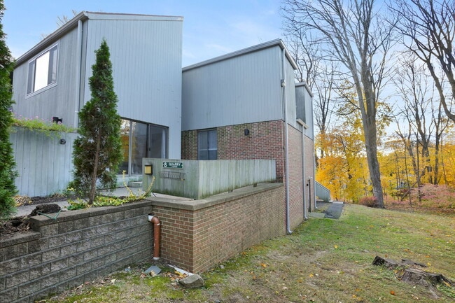 Building Photo - 622 Main St