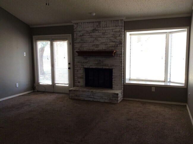 Building Photo - Beautiful 3/2/2 Home Available August!