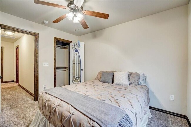 Building Photo - St James Park Home in Norman - Community Pool!  Available in April!