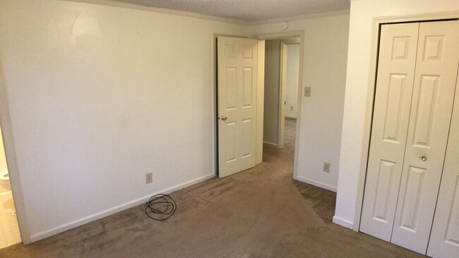 Building Photo - Radford 3 Br/2 Ba, Available July 10th
