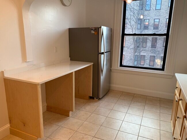Building Photo - 1064 Beacon St