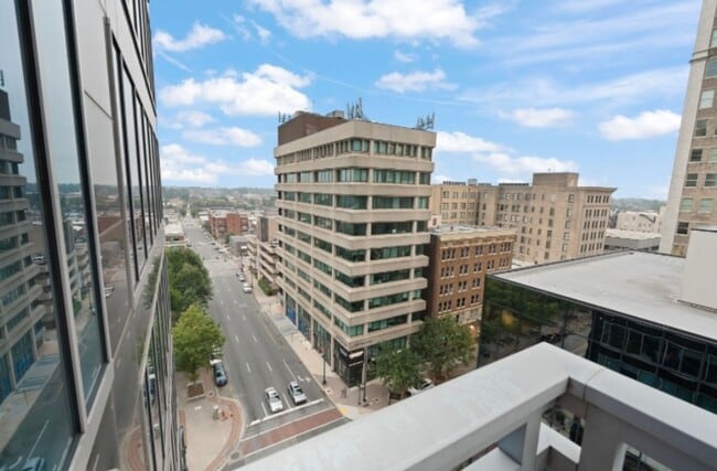 Building Photo - Centerpointe- Urban luxury living!!