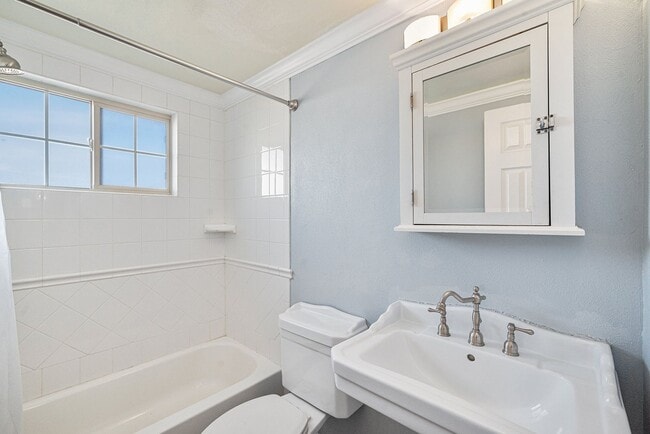 Building Photo - Spacious 1 Bed 1 Bath in the heart of Capi...