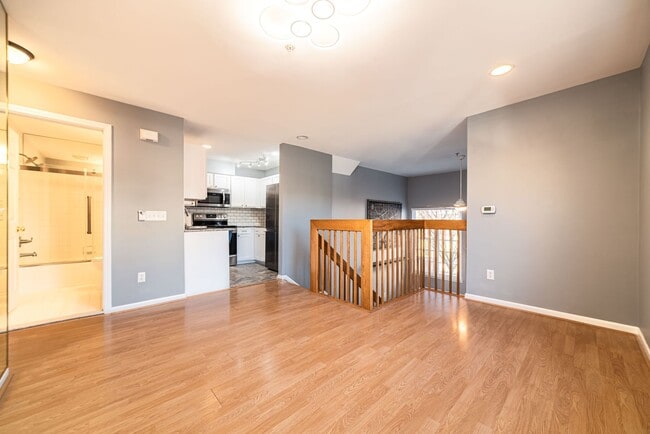 Building Photo - $1975 - Beautiful 2 Bedroom Condo with 2 bathrooms