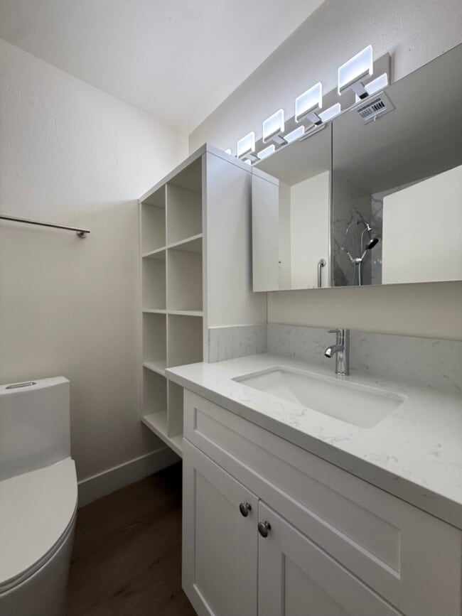 Building Photo - 6228 Meadow View Ln