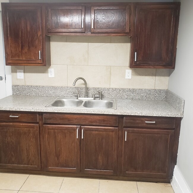 Granite countertop - 8320 Cohn St