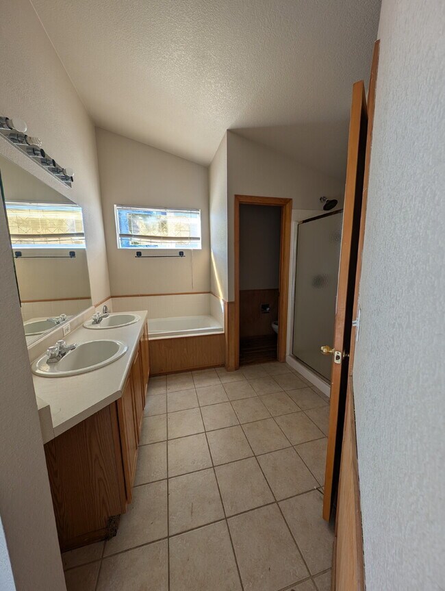 Building Photo - Spacious 4-Bed, 3-Bath Home for Rent in Be...