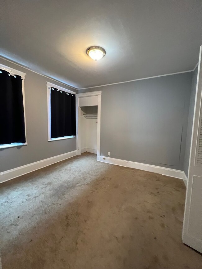 Building Photo - Spacious Brighton three bed one bath with ...