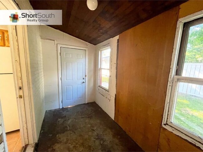 Building Photo - 4 bed 1 bath Single Family Home