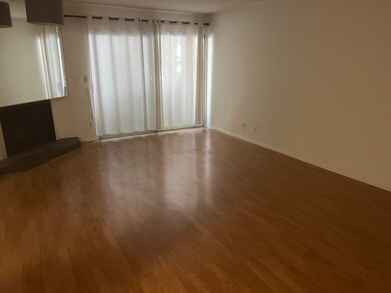 Primary Photo - 15070 Victory Blvd