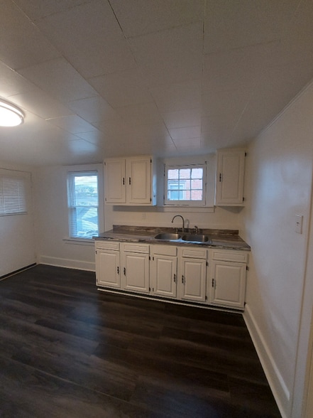 Building Photo - 2063 Beechmont Ave