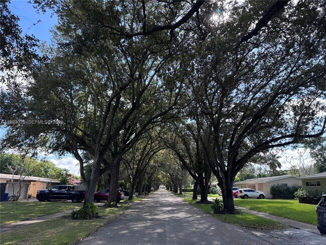 Building Photo - 740 Beachwood Ln