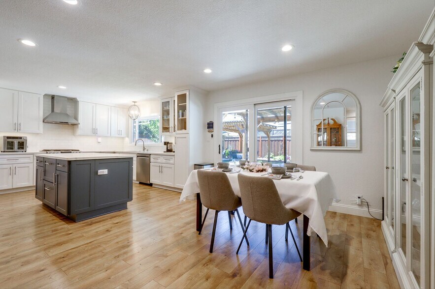 Building Photo - 1250 Sweetbriar Dr
