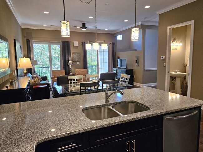 Building Photo - Seasonal Short-Term 2 Bedroom, 2.5 Bath Multi-Level Condo with Balcony and Patio located on Venic...