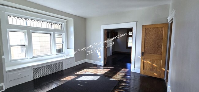 Building Photo - 922 Winslow Ave