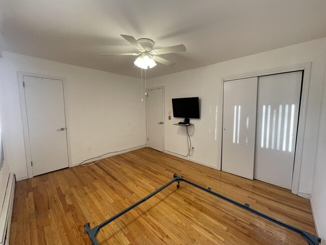 Building Photo - 908 River Dr