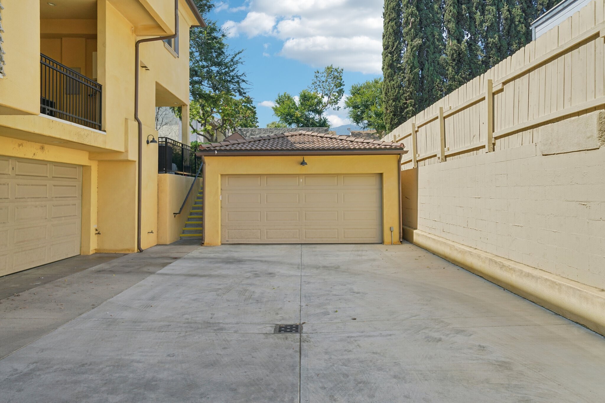 Building Photo - 1404 S Alta Vista Ave