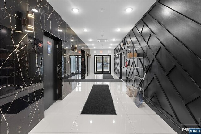 Building Photo - 51 E Main St